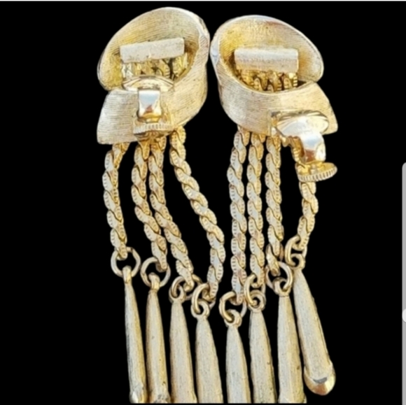 VENDOME RARE VINTAGE GOLDTONED STATEMENT TASSEL CLIP ON EARRINGS - Picture 5 of 5